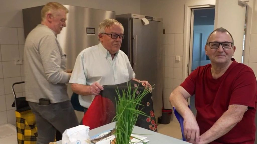 En Alsace, des cours de cuisine pour les hommes seniors inversent la vapeur
Lundi 8 avril, le 13 Heures vous fait découvrir les ateliers cuisine de Chantal, une Alsacienne qui s'est lancé le défi de mettre les hommes de sa génération aux fourneaux.