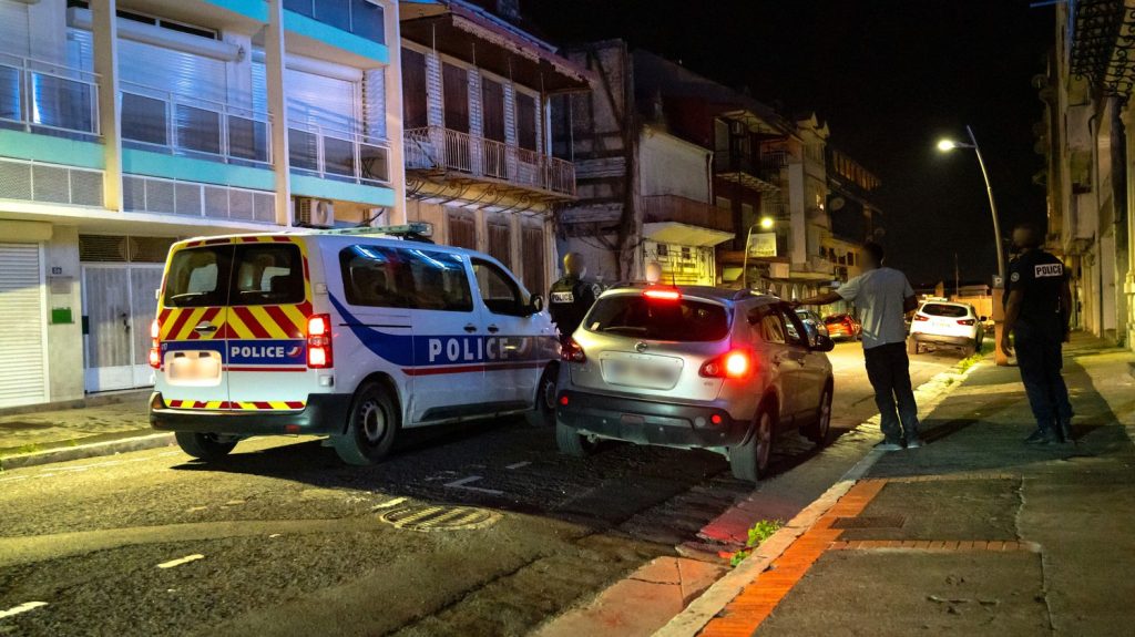 Reportage
"Ma mère va devoir venir me chercher" : entre soulagement et incompréhension, la première nuit sous couvre-feu à Pointe-à-Pitre
Le couvre-feu pour les mineurs est entré en vigueur dans la nuit du lundi 22 au mardi 23 avril en Guadeloupe. La mesure, destinée à lutter contre la délinquance juvénile, est prévue pour un mois renouvelable.