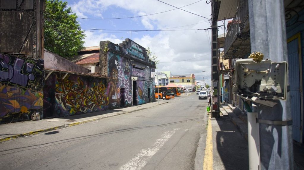 Opération "place nette" en Guadeloupe : quelles sont les règles juridiques qui encadrent l'instauration d'un couvre-feu ?
Un couvre-feu va être mis en place pour les mineurs à Pointe-à-Pitre à partir du 22 avril. Cette mesure obéit à un certain nombre de règles.