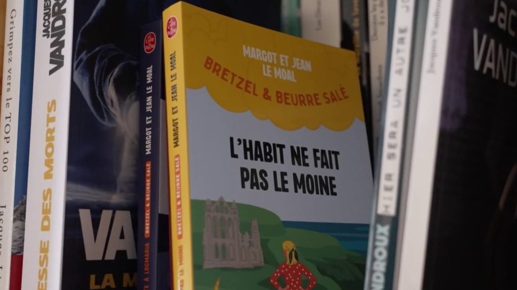 Littérature : le succès du "cozy crime", les polars en douceur
Un petit crime au coin du feu, dans un décor bucolique, où l'enquête est menée par une petite grand-mère.