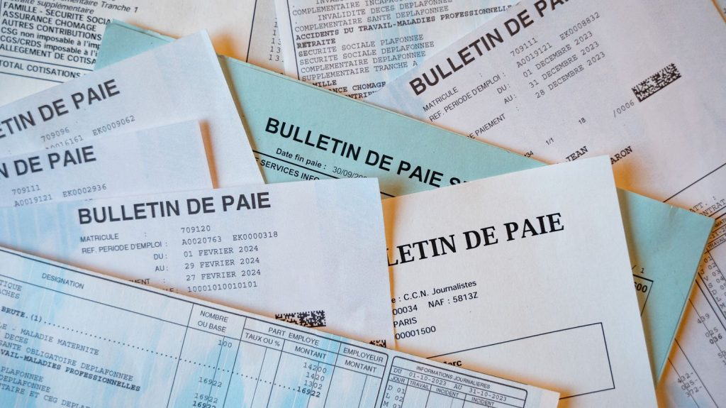 Pourquoi la simplification du bulletin de paie proposée par le gouvernement est critiquée par les syndicats et les oppositions
Bruno Le Maire a annoncé notamment vouloir supprimer le détail des cotisations sociales. Une annonce qui a immédiatement déclenché des critiques de la part des oppositions et des syndicats.