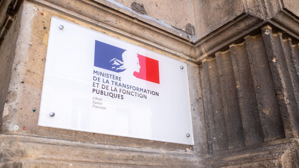 La fonction publique a gagné 17 300 agents en 2022, selon l'Insee
Cette hausse des effectifs "s'inscrit dans la continuité de la croissance modérée de l'emploi dans la fonction publique depuis 2019", assure l'Insee.