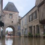 Inondations : une crue exceptionnelle dans l'Yonne
Dans l'Yonne, la crue de la rivière du Serein a progressé vers Chablis, où le niveau de l'eau a quasiment doublé dans la journée du mardi 2 avril. La ville voisine de Noyers, où le pic a été atteint, avait déjà été inondée lors d'une crue exceptionnelle il y a à peine un mois.