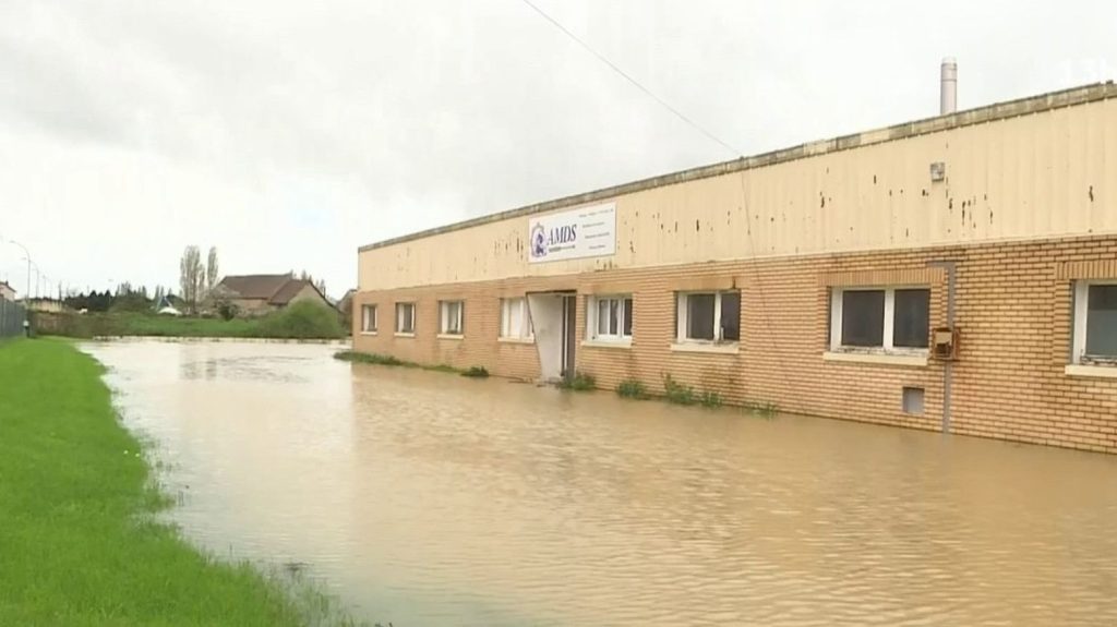 Vidéo
Inondations en Bourgogne : dans l'Yonne, les sinistrés des crues tentent de sauver ce qu'ils peuvent
L'onde de crue se propage toujours dans le département de l'Yonne, mercredi 3 avril.