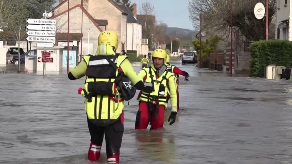 Inondations en Saône-et-Loire : un village encerclé par les eaux
En Saône-et-Loire, plusieurs communes sont touchées par des crues, mardi 2 avril. Le village de Rigny-sur-Arroux n'est presque plus accessible.