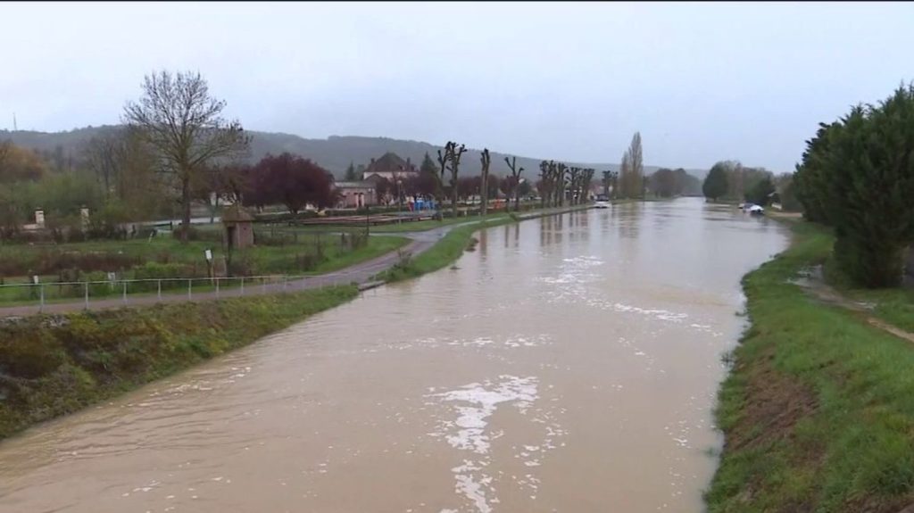 Inondations dans l'Yonne : la vigilance rouge est maintenue
Dans l'Yonne, les communes de Tonnerre et de Chablis ont été touchées par d'importantes crues. Celles-ci se poursuivent, mercredi 3 avril.