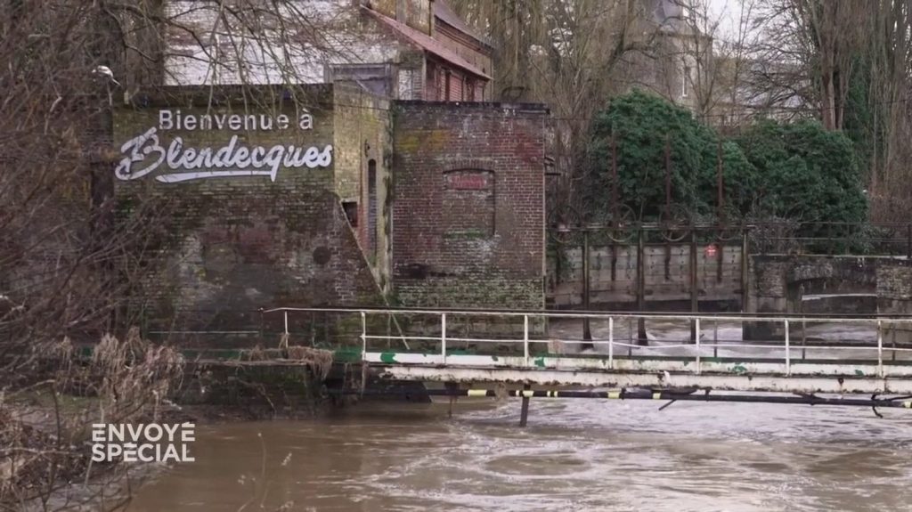 Vidéo
Après les inondations dans le Pas-de-Calais, à Blendecques, "à la moindre pluie, on est en panique"
Après les crues millénales de cet hiver, "Envoyé spécial" est allé à la rencontre des habitants de Blendecques, durement touchés par les inondations. Aujourd'hui, "les gens ont tous peur", confie l'un d'eux. Malgré les promesses du gouvernement de financer des travaux, beaucoup envisagent d'abandonner leur maison.