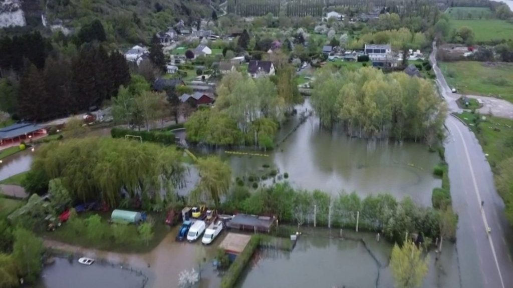 Crues de la Seine : inondés en pleine nuit, les Normands redoutent le retour de l'eau
La Seine connaît une crue record, qui submerge les petites communes qui bordent le fleuve. À Bardouville, en Seine-Maritime, les habitants ont été surpris par l'eau, dans la nuit du lundi 8 au mardi 9 avril.