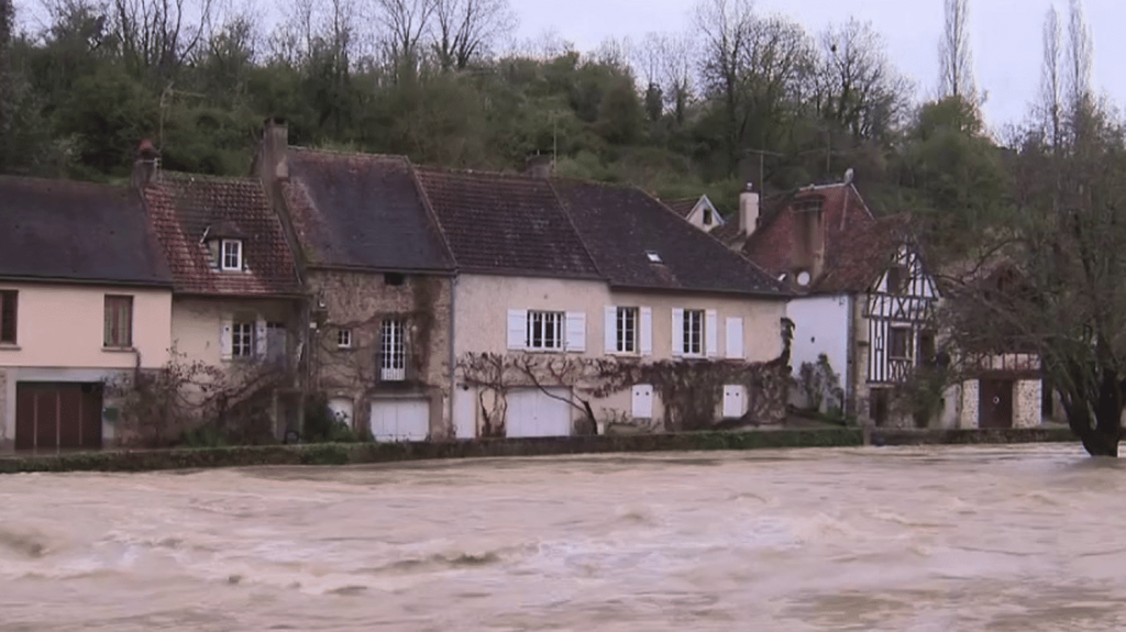 Vidéo
Crues : les habitants de Côte-d’Or et de Saône-et-Loire surpris par les intempéries
La Côte-d’Or et la Saône-et-Loire ont été victimes des crues. La pluie tombée dans la nuit du dimanche 31 mars a fait déborder plusieurs cours d’eau. De nombreuses routes sont impraticables et des habitations ont été inondés.