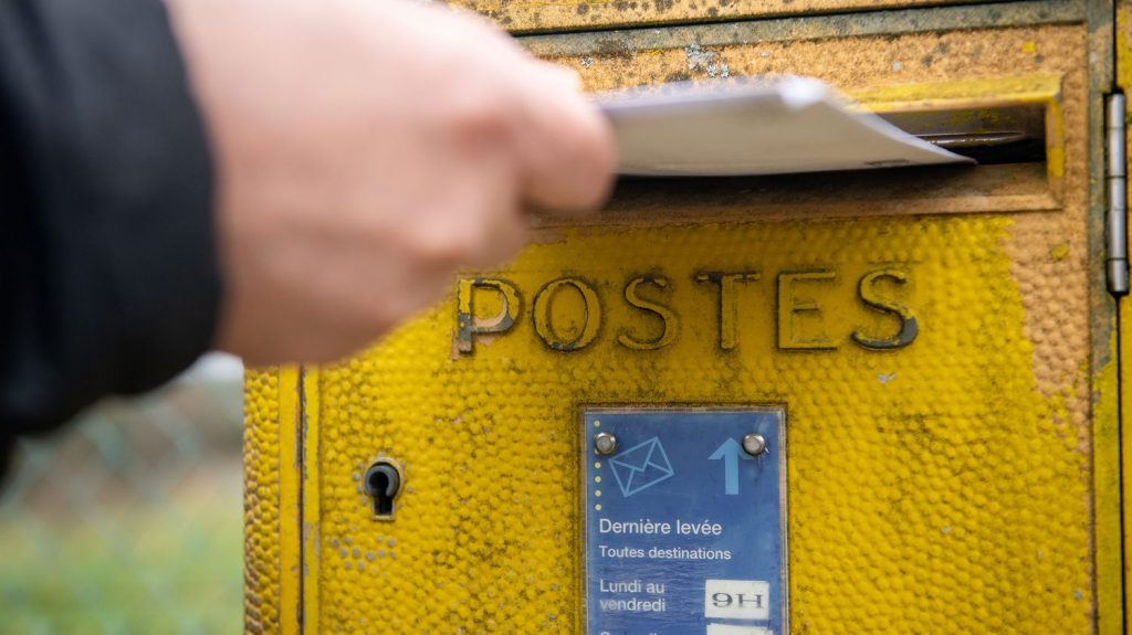 Dans dix ans, "la première activité des facteurs" de La Poste sera la livraison de repas
La baisse considérable du courrier depuis dix ans a provoqué un trou de plus de 6 milliards d'euros dans le chiffre d'affaires de La Poste.