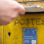 Dans dix ans, "la première activité des facteurs" de La Poste sera la livraison de repas
La baisse considérable du courrier depuis dix ans a provoqué un trou de plus de 6 milliards d'euros dans le chiffre d'affaires de La Poste.