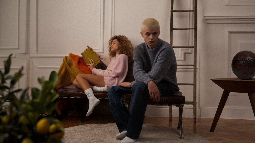 Interview
"Je suis devenu créateur de contenus, puis de mode sans, vraiment, m'en rendre compte" : Alexis Vanden, de star des réseaux sociaux à styliste
Alexis Vanden a fait de sa passion pour la mode son métier : créateur de contenus pour TikTok, Instagram et YouTube, il est devenu entrepreneur en lançant sa marque Vanden Studio. Passionnante rencontre.