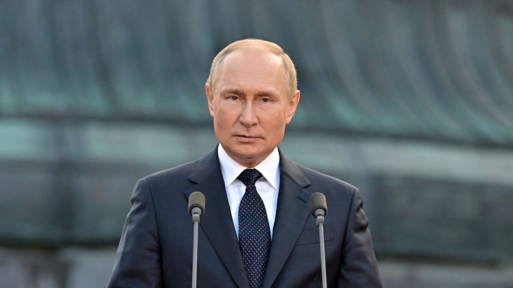 80 ans du Débarquement sans Poutine : "Emmanuel Macron a énormément durci ses positions face à la Russie", selon une spécialiste
Les organisateurs de la commémoration du 80e anniversaire du Débarquement de Normandie ont indiqué mardi que Vladimir Poutine ne sera pas invité, mais la Russie sera représentée.