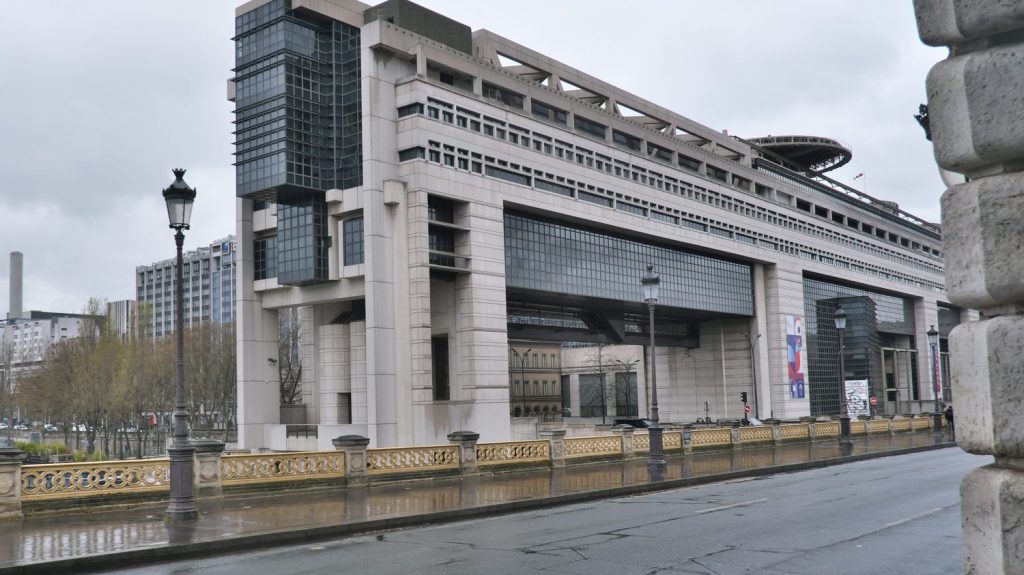 Déficit public : la question des hausses d’impôts fait débat au sein de la majorité
Malgré la situation budgétaire très dégradée, le gouvernement martèle qu'il exclut toute hausse d’impôts. Pourtant, au sein de la majorité, le débat commence.
