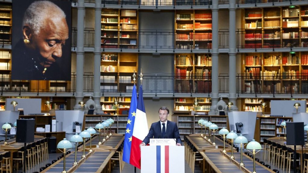 Hommage national à Maryse Condé à la BnF : Emmanuel Macron salue "l'attachement intranquille" de l'écrivaine guadeloupéenne à la France
Militante de la mémoire et de l'anticolonialisme, Maryse Condé était une écrivaine majeure de la francophonie, autrice de plus de 70 ouvrages. Elle s'est éteinte début avril à l'âge de 90 ans.