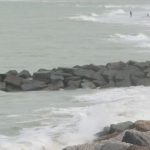 Grandes marées : dans la Manche, deux septuagénaires piégés par la mer sont morts
Deux personnes de 73 ans, pêcheurs à pied, sont décédées après avoir été surprises, mardi 9 avril, par la marée haute à Saint-Martin de Bréhal, dans la Manche.