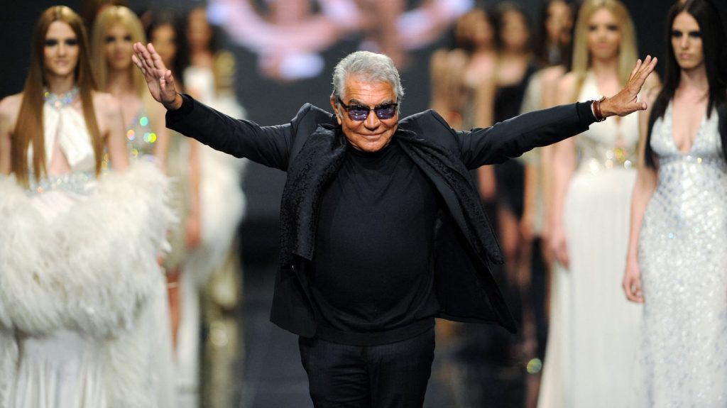 Le couturier italien Roberto Cavalli est mort à l'âge de 83 ans
Le designer de la jet set doit sa renommée à ses peaux de python et ses imprimés flamboyants.