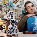 Xavier Richard, le créateur de la célèbre bigoudène de la marque "A l'aise Breizh", est mort
El Globos, de son vrai nom Xavier Richard, avait créé le personnage de la bigoudène de la marque "A l'aise Breizh". Il avait aussi réalisé plusieurs affiches du festival Les Vieilles Charrues.