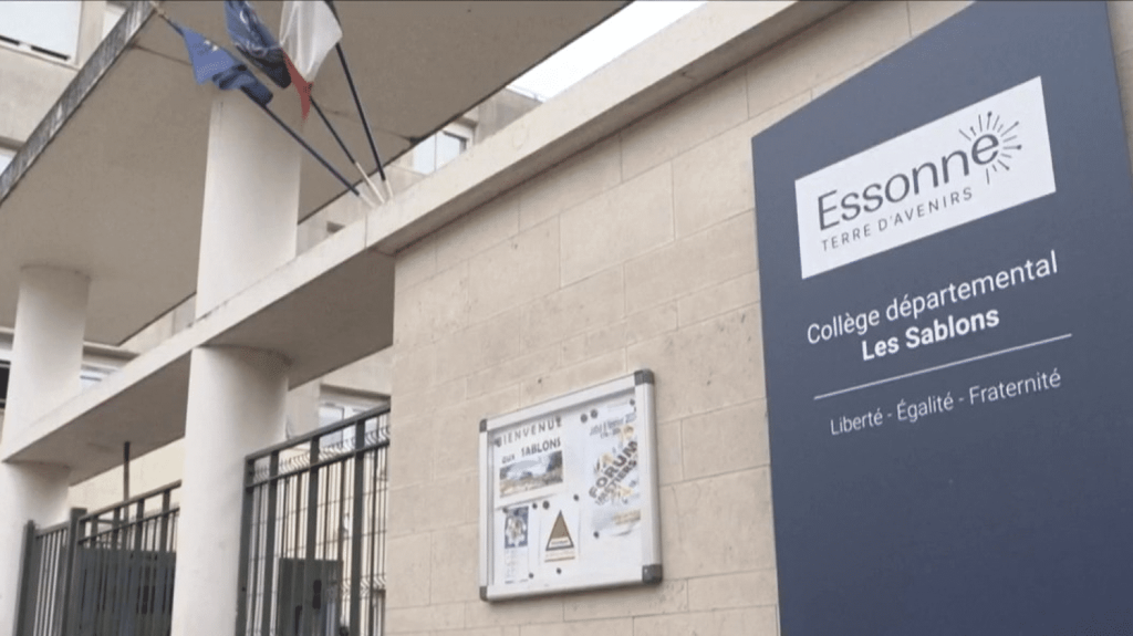 Collégien décédé à Viry-Châtillon : les élèves et les proches de la victime sont sous le choc
Violemment agressé, jeudi 4 avril, dans une rue près de son établissement scolaire, un collégien de 15 ans est décédé des suites de ses blessures, vendredi. Il avait été hospitalisé en urgence absolue..