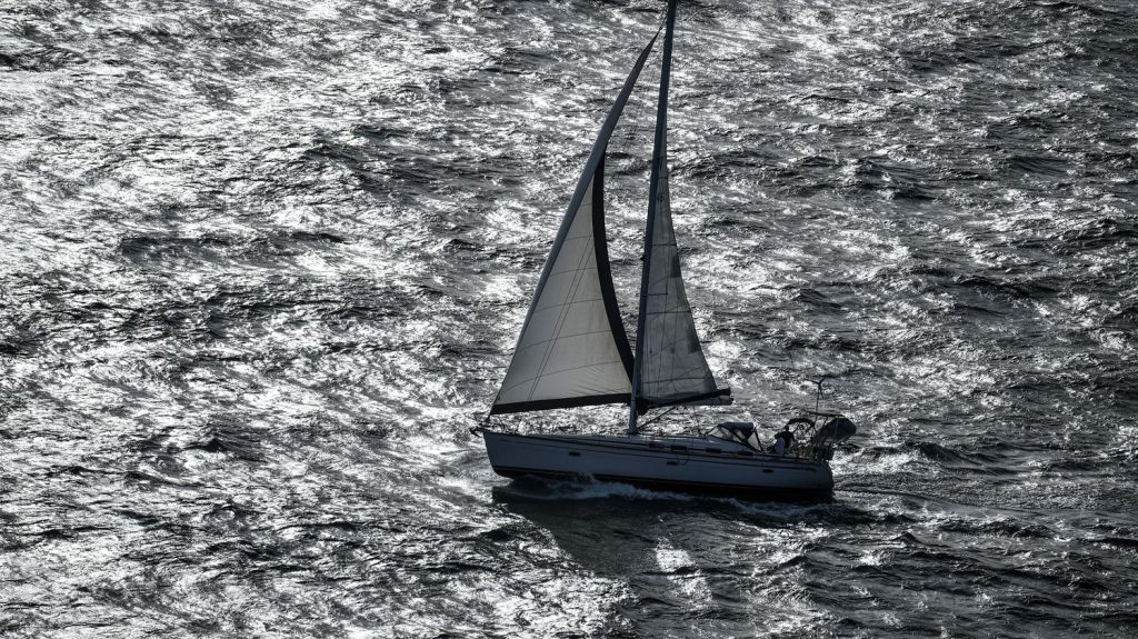 Le corps d'un skipper français participant à la Transat Cap Martinique retrouvé au large de l'Espagne
Le corps de Philippe Benoiton, régatier confirmé, a été retrouvé mercredi après-midi, après un départ dimanche de La Trinité-sur-Mer, dans le Morbihan.