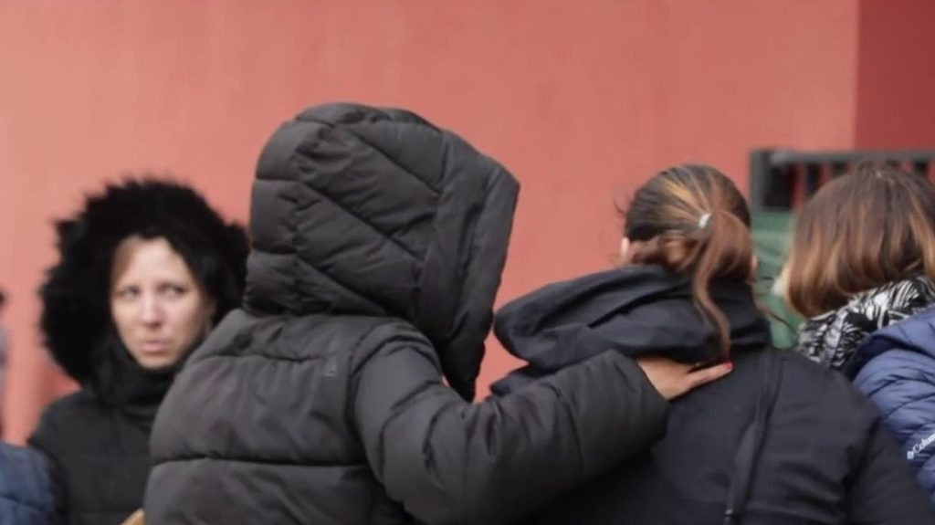 Attaque au couteau en Alsace : une collégienne est décédée après un malaise cardiaque
Une jeune fille de quatrième a fait un malaise cardiaque alors que son collège de Souffelweyersheim, dans le Bas-Rhin, était confiné, lors de l'attaque à l'arme blanche devant une école jeudi 18 avril. Elle est décédée quelques heures plus tard.