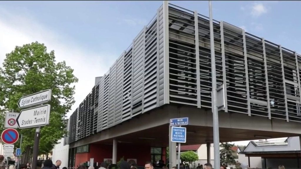 Agression au couteau devant une école : la collégienne qui a fait un malaise cardiaque est décédée
Alors que deux fillettes ont été agressées au couteau à Souffelweyersheim, dans le Bas-Rhin, jeudi 18 avril, une collégienne confinée dans son établissement est morte d'une crise cardiaque.