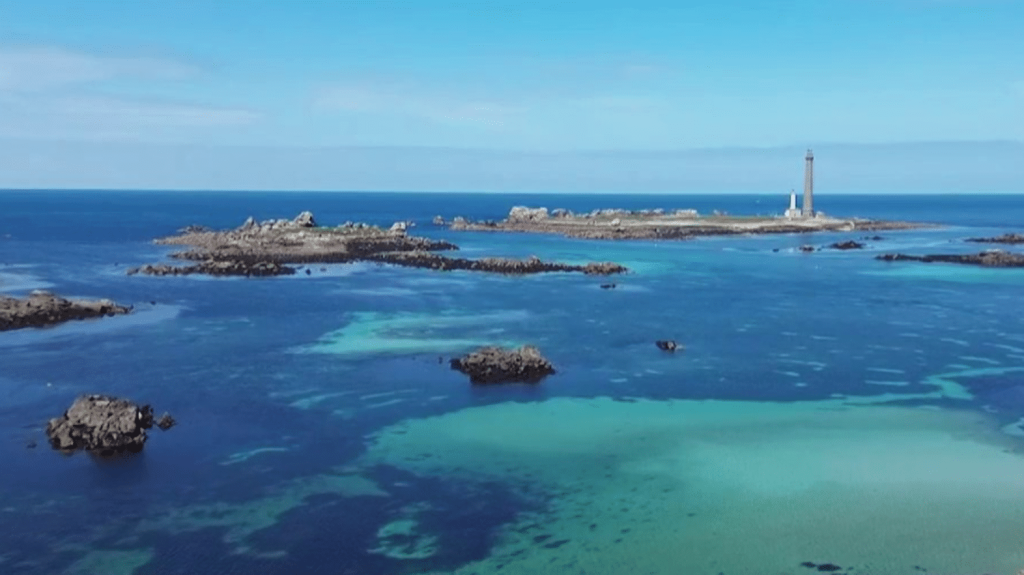 Bretagne : à la découverte du Pays des Abers
Le 13 Heures vous emmène, vendredi 26 avril, au Pays des Abers, dans le Finistère. Un endroit où la mer, aux teintes parfois turquoises, se fond dans le paysage.
