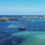 Bretagne : à la découverte du Pays des Abers
Le 13 Heures vous emmène, vendredi 26 avril, au Pays des Abers, dans le Finistère. Un endroit où la mer, aux teintes parfois turquoises, se fond dans le paysage.