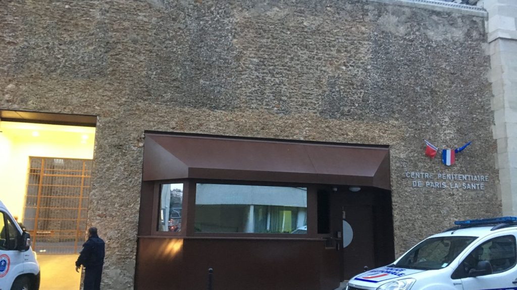 Un tunnel artisanal près de la prison de la Santé découvert par un technicien Enedis
Des équipes ont été immédiatement dépêchées par la mairie de Paris pour en condamner l'accès. "A priori, rien à voir avec la prison, ou une tentative d'évasion", selon le directeur de la maison d'arrêt.