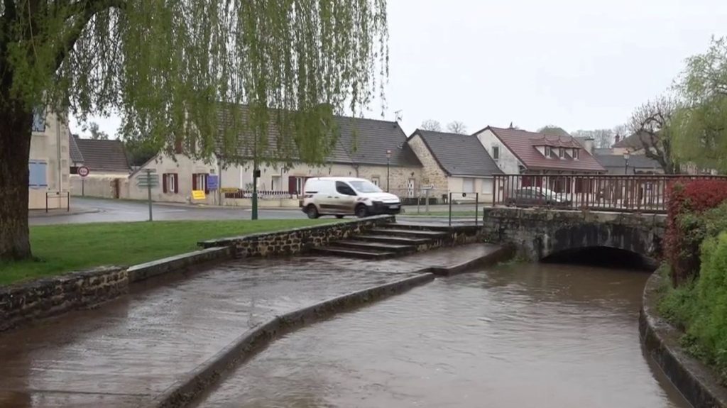 Vidéo
Inondations en Saône-et-Loire : la décrue est amorcée
Après avoir été inondée et coupée de la circulation, la commune de Rigny-sur-Arroux, en Saône-et-Loire, évalue les dégâts causés par la crue, mercredi 3 avril.