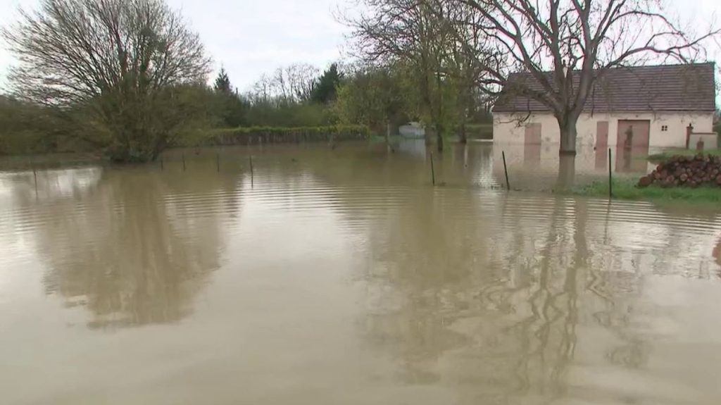 Inondations dans l'Yonne : la décrue est lente pour les sinistrés
À Esnon, dans l'Yonne, la décrue a commencé jeudi 4 avril. De nombreuses habitations sont inondées, laissant les sinistrés désemparés face à l'ampleur des dégâts.