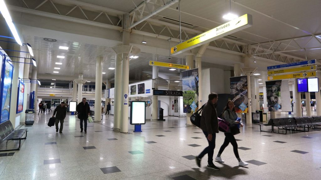 Corse : le préfet de l'île alerte sur des "défaillances graves" à l'aéroport d'Ajaccio
Selon les autorités, les faits constatés ne permettent pas de garantir aux usagers de l'aéroport d'Ajaccio "le niveau de sécurité minimal assuré dans l'ensemble des aéroports".