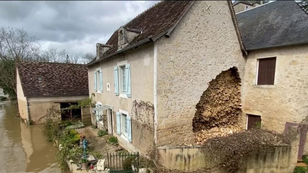 Inondations : des dégâts considérables dans le Centre-Ouest
Près de 500 pompiers ont été mobilisés lors de la crue. 77 résidents d'un EHPAD dans la Vienne ont dû être évacués dans la nuit du samedi 30 au dimanche 31 mars.