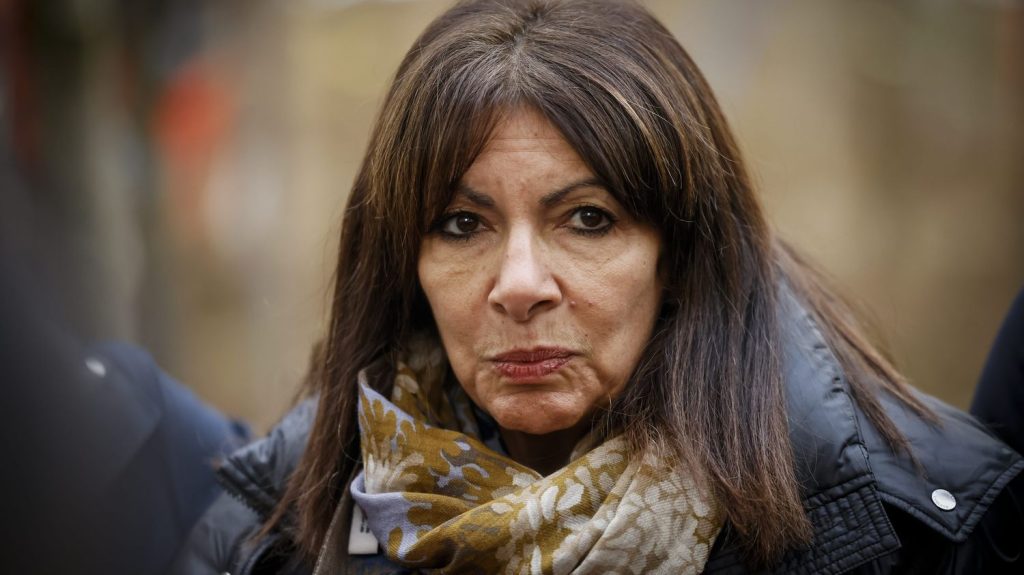 Anne Hidalgo appelle à la démission du président de la commission d'enquête sur les fréquences TNT, après son passage chez Hanouna
Le député Quentin Bataillon a participé à "Touche pas à mon poste" sur C8. "Plus personne ne peut croire à son indépendance", ont critiqué plusieurs élus à gauche.