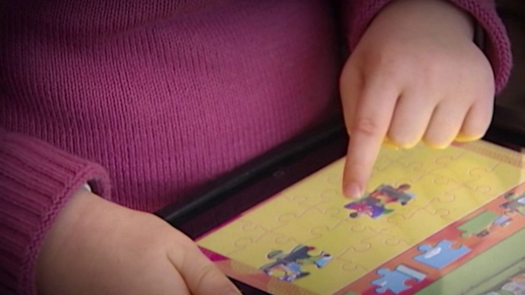 Écrans : les tout-petits déjà accros, un enjeu de santé publique
Une proposition de loi déposée lundi 8 avril dans l'Hémicycle propose de réguler le temps d'écran des plus jeunes. Aujourd'hui, les enfants en bas âge sont aussi concernés par la dépendance aux tablettes, portables ou à la télé.