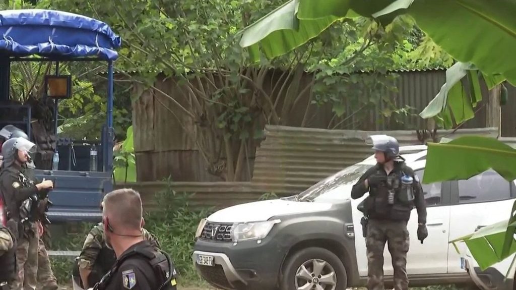 Opération "Mayotte place nette" : les premiers blindés et effectifs déployés sur le terrain
Mardi 16 avril, à Mayotte, l'opération "Mayotte place nette" a débuté avec un ballet de blindés et d'effectifs militaires. Elle devrait se poursuivre jusqu'à la fin du mois de juin.