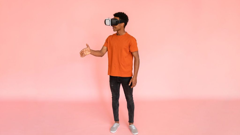 La réalité virtuelle aussi efficace que des activités réelles contre la dépression
C'est une nouvelle étonnante issue d'un essai avec des patients atteints d'une dépression majeure. Ceux qui ont utilisé un casque de réalité virtuelle proposant différentes activités se sont autant améliorés que ceux auxquels on a suggéré de sortir dans la vraie vie.