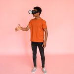 La réalité virtuelle aussi efficace que des activités réelles contre la dépression
C'est une nouvelle étonnante issue d'un essai avec des patients atteints d'une dépression majeure. Ceux qui ont utilisé un casque de réalité virtuelle proposant différentes activités se sont autant améliorés que ceux auxquels on a suggéré de sortir dans la vraie vie.