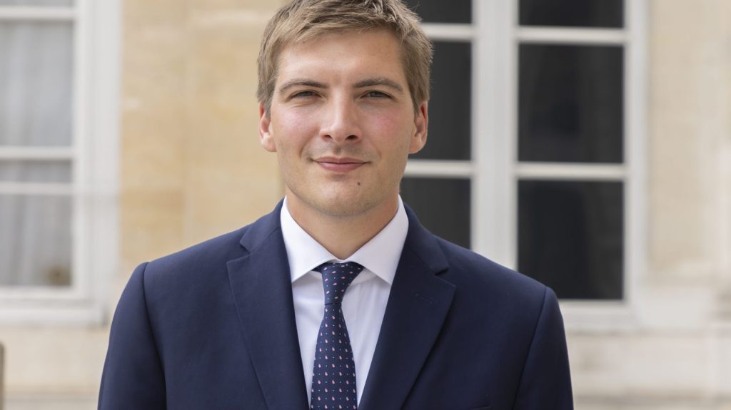 Adolescent tué à Viry-Châtillon : "C'est de l'indifférence sauvage à la vie des êtres humains", s'indigne le député Renaissance Robin Reda
"Je souhaite qu'il n'y ait jamais d'accoutumance à la violence dans notre pays", déclare Robin Reda, qui demande que "justice soit faite très rapidement" pour Shamseddine et sa famille.