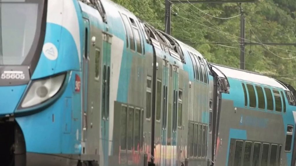 Intempéries : déraillement d'un train près de Lyon, la ligne interrompue pour plusieurs jours
En raison de l'effondrement d’un talus à cause de la pluie, un TER a déraillé avec environ 200 passagers à bord près de Lyon, dans le Rhône, dans la soirée du dimanche 28 avril. La circulation ferroviaire est interrompue pendant plusieurs jours sur la ligne.
