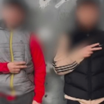 Meurtre à Grande-Synthe : les deux agresseurs présumés placés en détention, d’autres suspects activement recherchés
L’enquête avance après le lynchage et la mort du jeune Philippe Coopman, 22 ans, à Grande-Synthe. Deux mineurs de 14 et 15 ans ont été placés en détention, vendredi 19 avril. D’autres suspects sont toujours activement recherchés.