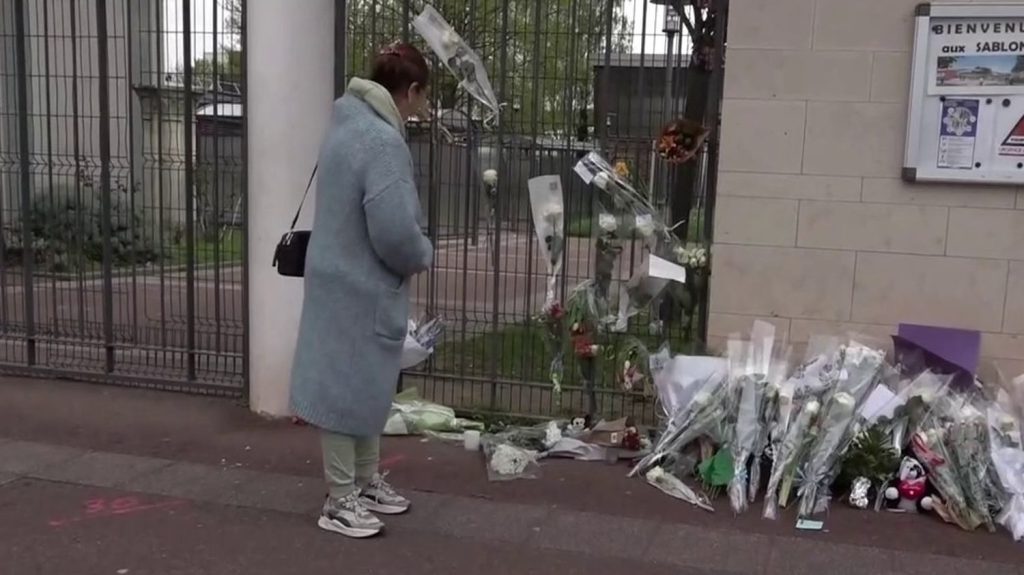 Mort d'un adolescent à Viry-Châtillon : la détention provisoire requise par le parquet pour quatre personnes
Cinq individus ont été placés en garde à vue le 6 avril, dans le cadre de l’enquête sur la mort du jeune collégien de Viry-Châtillon, dans l'Essonne. La détention provisoire a été requise par le parquet pour quatre d’entre eux.