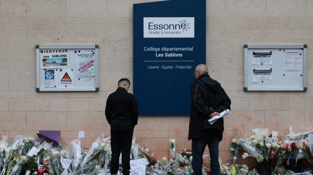Mort d'un adolescent à Viry-Châtillon : le parquet requiert la détention provisoire de quatre des cinq personnes mises en cause
Cinq personnes ont été placées en garde à vue, vendredi, après la mort d'un adolescent à Viry-Châtillon.