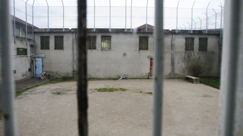 Pyrénées-Atlantiques : un détenu retrouvé mort à la prison de Pau après un incendie dans sa cellule
L'incendie s'est déclaré lundi après-midi dans la cellule de la victime. Une autopsie et des analyses toxicologiques doivent être réalisées.