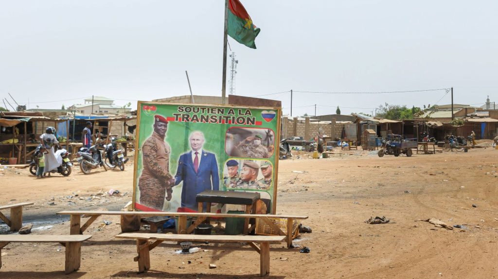 Burkina Faso : trois diplomates français priés de quitter le territoire sous 48 heures
Depuis l'arrivée d'Ibrahim Traoré au pouvoir en 2022, les relations entre le Burkina Faso et la France ne cessent de se tendre. Jeudi, trois diplomates ont été déclarés "persona non grata" sur le territoire du Burkina Faso, pour "activités subversives".
