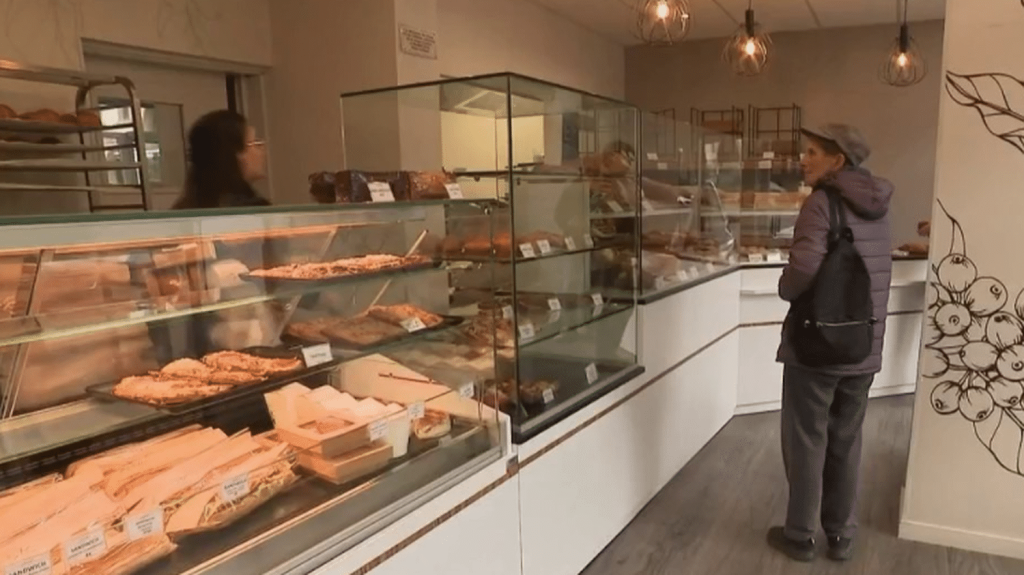 Couple de Français disparu à Madère : leur boulangerie a rouvert dans le Tarn-et-Garonne
Après la disparition d'un couple de boulangers français en mars sur l'île de Madère, au Portugal, leur boulangerie de Beaumont-de-Lomagne, dans le Tarn-et-Garonne, a rouvert dans la matinée du lundi 15 avril. Un moment d'émotion pour les clients comme les employés.