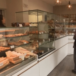Couple de Français disparu à Madère : leur boulangerie a rouvert dans le Tarn-et-Garonne
Après la disparition d'un couple de boulangers français en mars sur l'île de Madère, au Portugal, leur boulangerie de Beaumont-de-Lomagne, dans le Tarn-et-Garonne, a rouvert dans la matinée du lundi 15 avril. Un moment d'émotion pour les clients comme les employés.