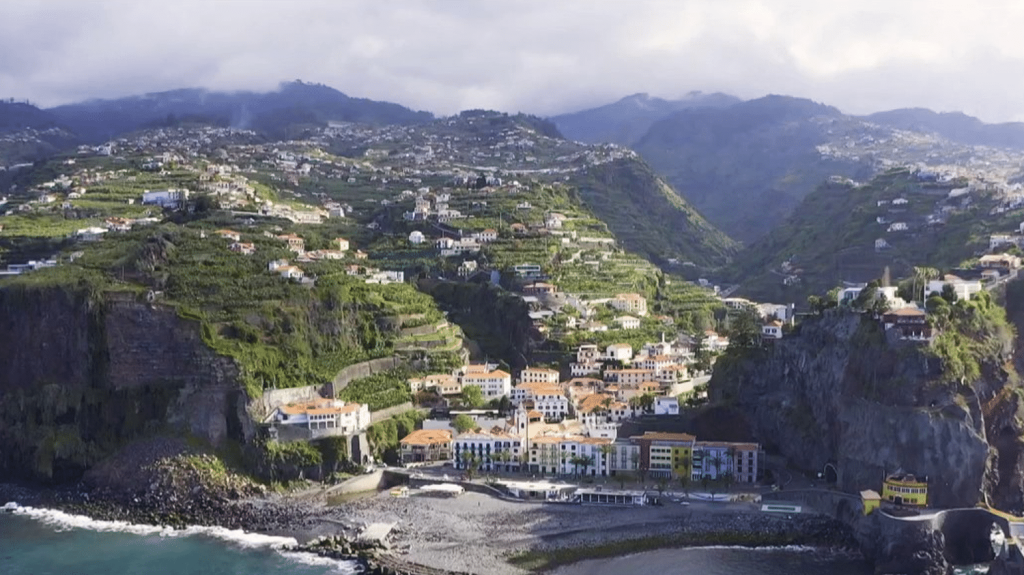 Couple de Français disparu à Madère : les corps des deux randonneurs retrouvés ?
Deux corps ont été retrouvés, jeudi 4 avril, dans une zone montagneuse sur l’île de Madère (Portugal). Il pourrait s’agir des corps d’un couple de randonneurs français qui avait disparu trois semaines auparavant.