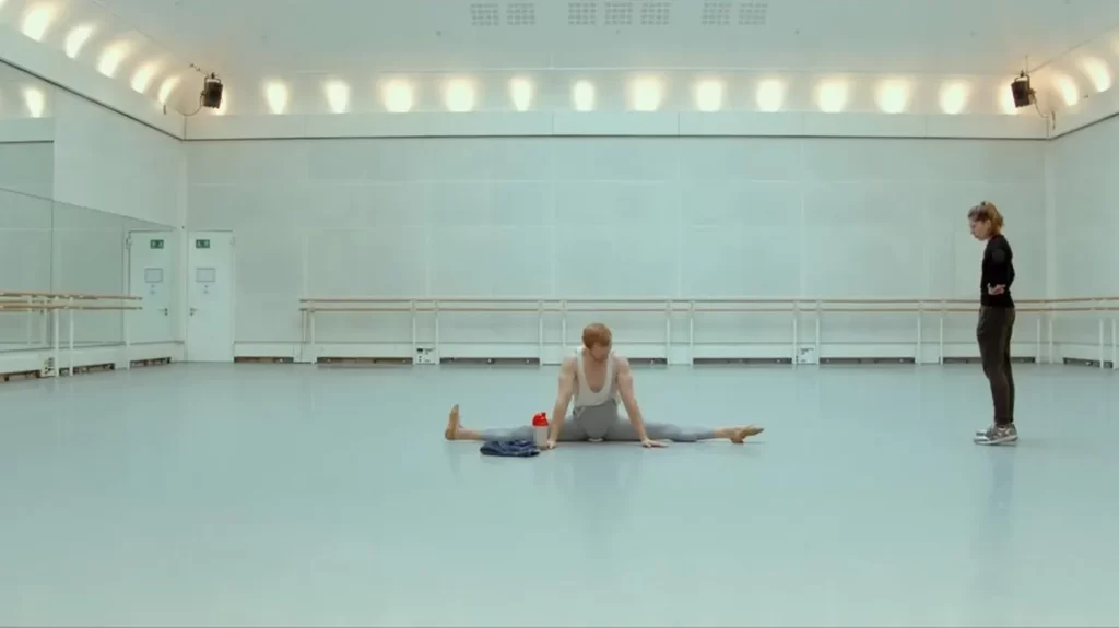 "Resilient Man" : la mise à nu d'un danseur blessé dans un documentaire captivant
Steven McRae est danseur au Royal Ballet de Londres. Victime d'une grave déchirure du tendon d'Achille, il a choisi de se battre pour remonter sur scène. Dans un documentaire poignant, Stéphane Carrel a suivi toutes les étapes de sa reconstruction.