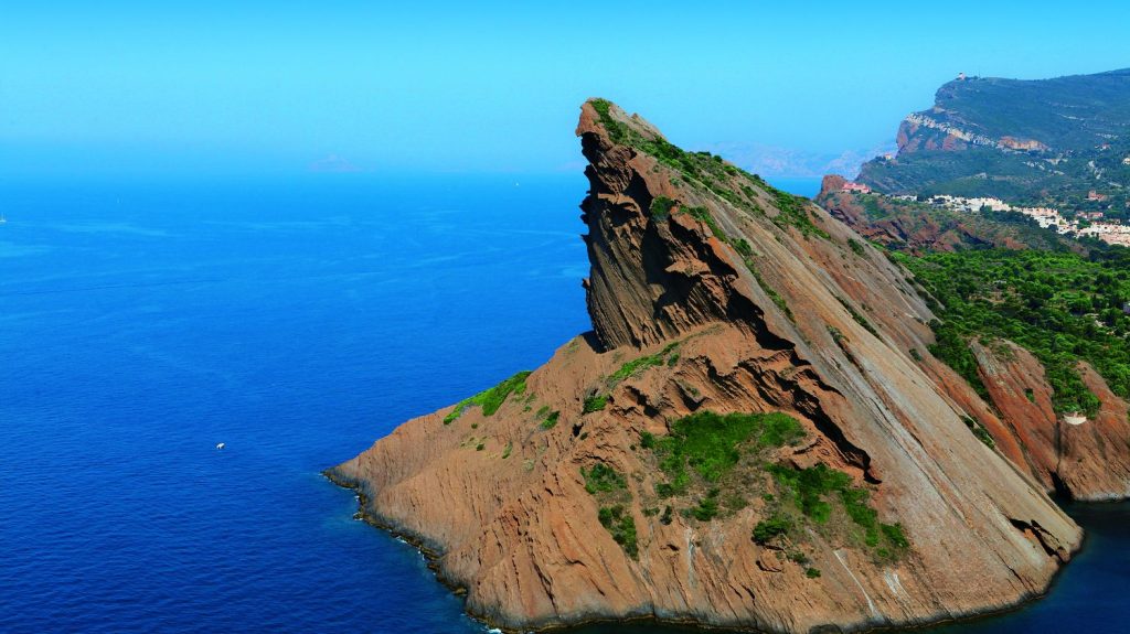 Bouches-du-Rhône : un homme de 60 ans se tue après une chute en pratiquant l'escalade à La Ciotat
Selon les secours, l'homme a été retrouvé en arrêt cardio-respiratoire et n'a pas pu être réanimé.